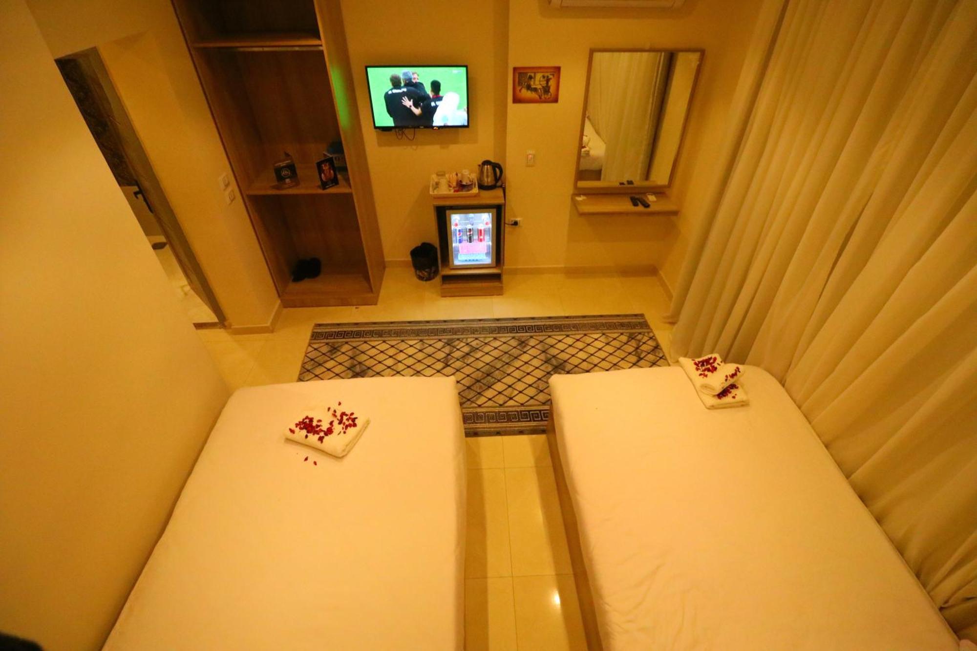 Locanda Pyramids Hotel Kafrat al Jabal Exterior photo